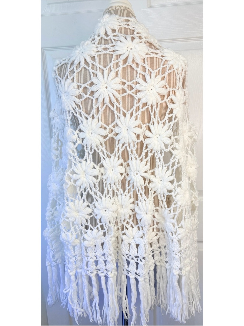 Vintage 60s 70s Handmade White Crochet 3D Daisy Flower Shawl Boho Hippie Granny